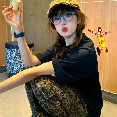 抽象画中的越南少女